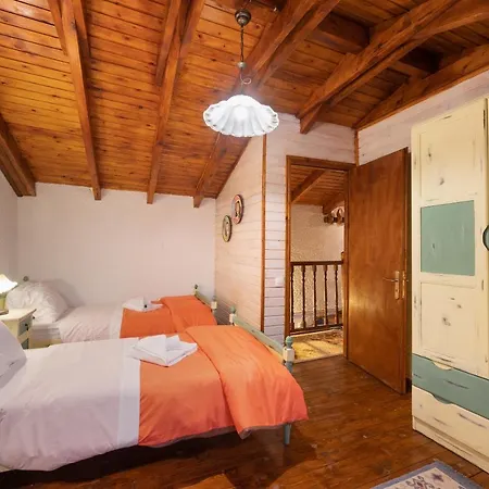 Renata 2 Livadi Arachovas * Kalívia