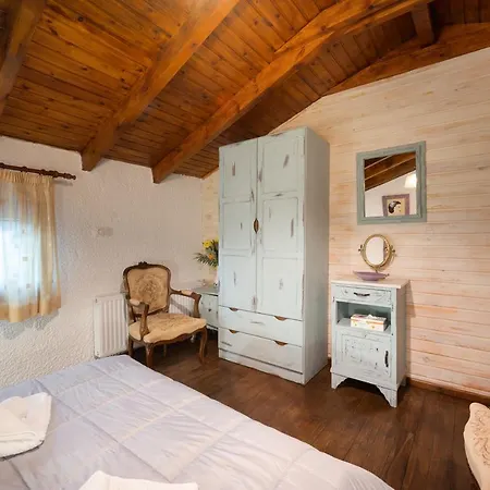 Renata 2 Livadi Arachovas * Kalívia